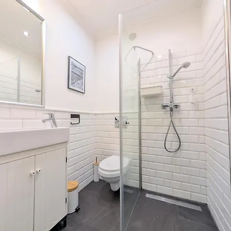 Rynek Serenity By Bookinghost *